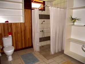 Bathroom - Moorea Surf Inn (Moorea-Maiao)