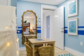 4 slaapkamers, een bureau, een strijkplank/strijkijzer, reisbedje