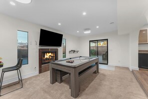 Games room - OLD TOWN OASIS 4-BEDROOM, 2-BATHROOM/HEATED POOL/GAME ROOM/SLEEPS 11 (Scottsdale)