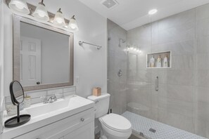 Shower, hair dryer, towels, soap - OLD TOWN OASIS 4-BEDROOM, 2-BATHROOM/HEATED POOL/GAME ROOM/SLEEPS 11 (Scottsdale)