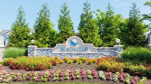 Property grounds - Coastal Comfort Awaits, Beach Club Getaway, Sleeps 11, Free Shuttle to Bethany! (Ocean View)