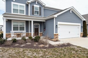 Exterior - Coastal Comfort Awaits, Beach Club Getaway, Sleeps 11, Free Shuttle to Bethany! (Ocean View)