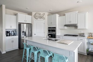 Fridge, microwave, oven, stovetop - Coastal Comfort Awaits, Beach Club Getaway, Sleeps 11, Free Shuttle to Bethany! (Ocean View)