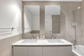 Sèche-cheveux, bidet, serviettes fournies, savon