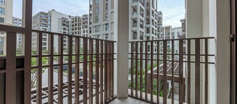 Lagoon Living l Pool, Gym & Beach Steps Away