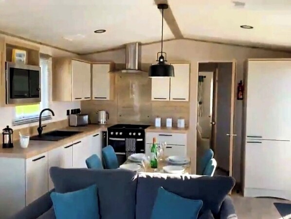 Una cocina moderna con comedor.