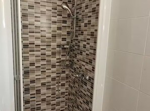 Dusche, Haartrockner, Handtücher