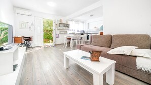 Una sala de estar moderna con un sofá, una mesa de centro y un comedor.