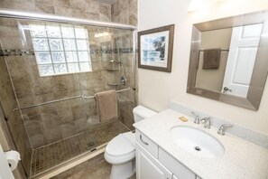 Secadora de cabello, toallas, jabón, papel de baño 