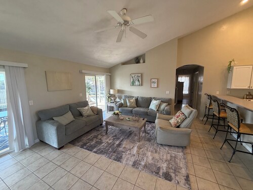 Coastal getaway 3 bedroom- 2 min walk to beach