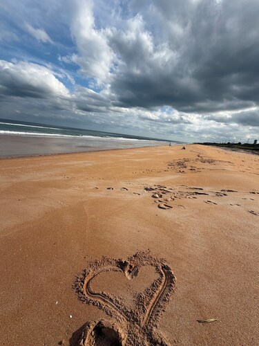 Coastal getaway 3 bedroom- 2 min walk to beach