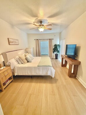 2 bedrooms, iron/ironing board, WiFi, bed sheets - Sunny Naples Getaway- 2BR Condo with Pool, Tennis, & Minutes to Beach (Naples)