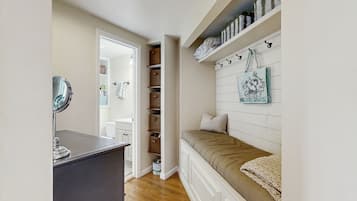 1 bedroom, internet, bed sheets