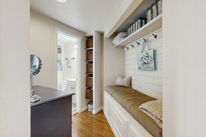 1 bedroom, internet, bed sheets
