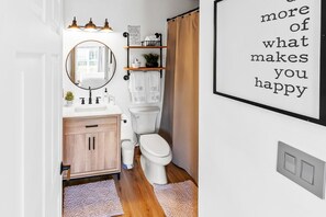 Bathroom - Stunning waterview condo w/ shared pool, hot tub, & private outdoor dining area (Naples)