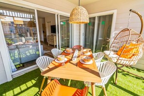 Outdoor dining - Stunning waterview condo w/ shared pool, hot tub, & private outdoor dining area (Naples)