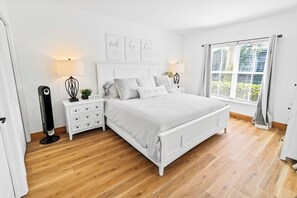 Room - Stunning waterview condo w/ shared pool, hot tub, & private outdoor dining area (Naples)