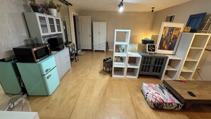 Interior - Adorable bungalow with AC in charming Glendale perfect for relaxing (Glendale)