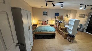 Room - Adorable bungalow with AC in charming Glendale perfect for relaxing (Glendale)