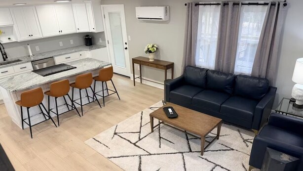 Un appartamento moderno con cucina, zona pranzo e soggiorno.