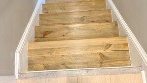 Una scala in legno con finiture bianche.