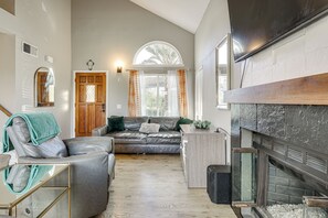 TV, fireplace, books, stereo - Modern Oceanside Living! Family Home w/ Workspace (Oceanside)