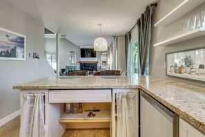 Fridge, microwave, stovetop, dishwasher - Modern Oceanside Living! Family Home w/ Workspace (Oceanside)
