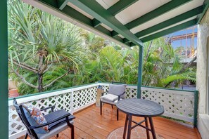 Terrace/patio - Bright Upper-Level Apartment - Walk to Las Olas (Fort Lauderdale)