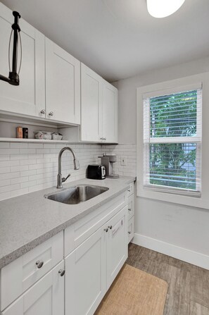 Private kitchen - Bright Upper-Level Apartment - Walk to Las Olas (Fort Lauderdale)