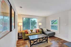 Living area - Bright Upper-Level Apartment - Walk to Las Olas (Fort Lauderdale)