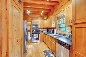 Fridge, microwave, stovetop, dishwasher - 4 Mi to Dtwn Blowing Rock! Family Haven w/ Hot Tub (Blowing Rock)