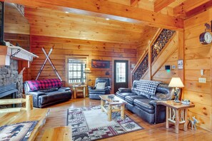 TV, fireplace, books - 4 Mi to Dtwn Blowing Rock! Family Haven w/ Hot Tub (Blowing Rock)