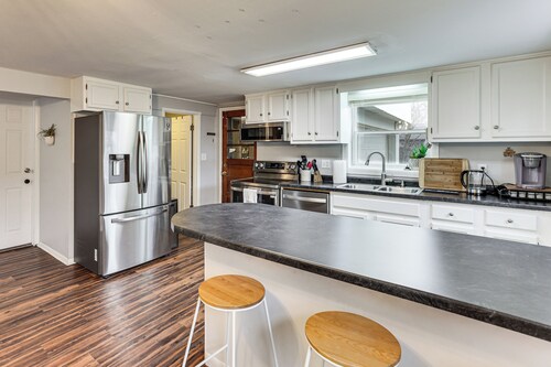 4 Mi to Downtown: Madison Getaway w/ EV Charger!