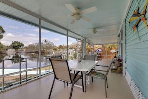 Outdoor dining - Paddle on the River! Waterfront Retreat in Stuart (Stuart)