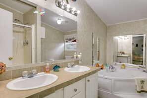 Hair dryer, towels - Paddle on the River! Waterfront Retreat in Stuart (Stuart)