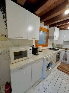 Private kitchen - Apartment 'Appartaments San Biagio 1' with Wi-Fi and Air Conditioning (Vicenza)
