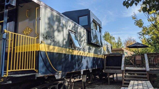 Un vagón de tren estacionado con el número 441203, etiquetado 'NORTHERN', y una ventana pequeña.