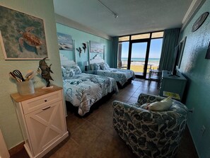 1 bedroom, free WiFi, bed sheets - Welcoming First floor studio - steps away from the oceans (Daytona Beach Shores)