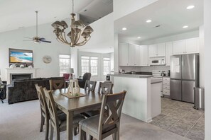 Stadtwohnung, Mehrere Betten, Terrasse, Gartenblick (Bear Trap Glory) | Wohnbereich