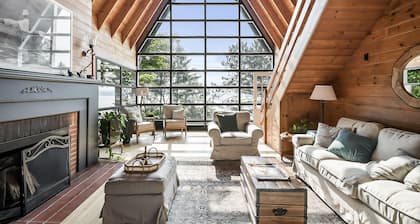 5 bed 4 bath cottage + bunkie on Peninsula Lake in Huntsville! Sauna!