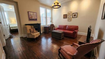 Single Room, 1 Queen Bed | Living area