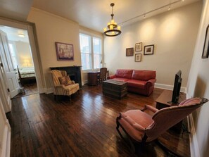 Single Room, 1 Queen Bed | Living area