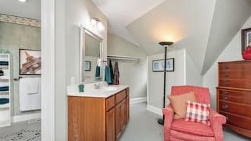 Deluxe Single Room | Living area