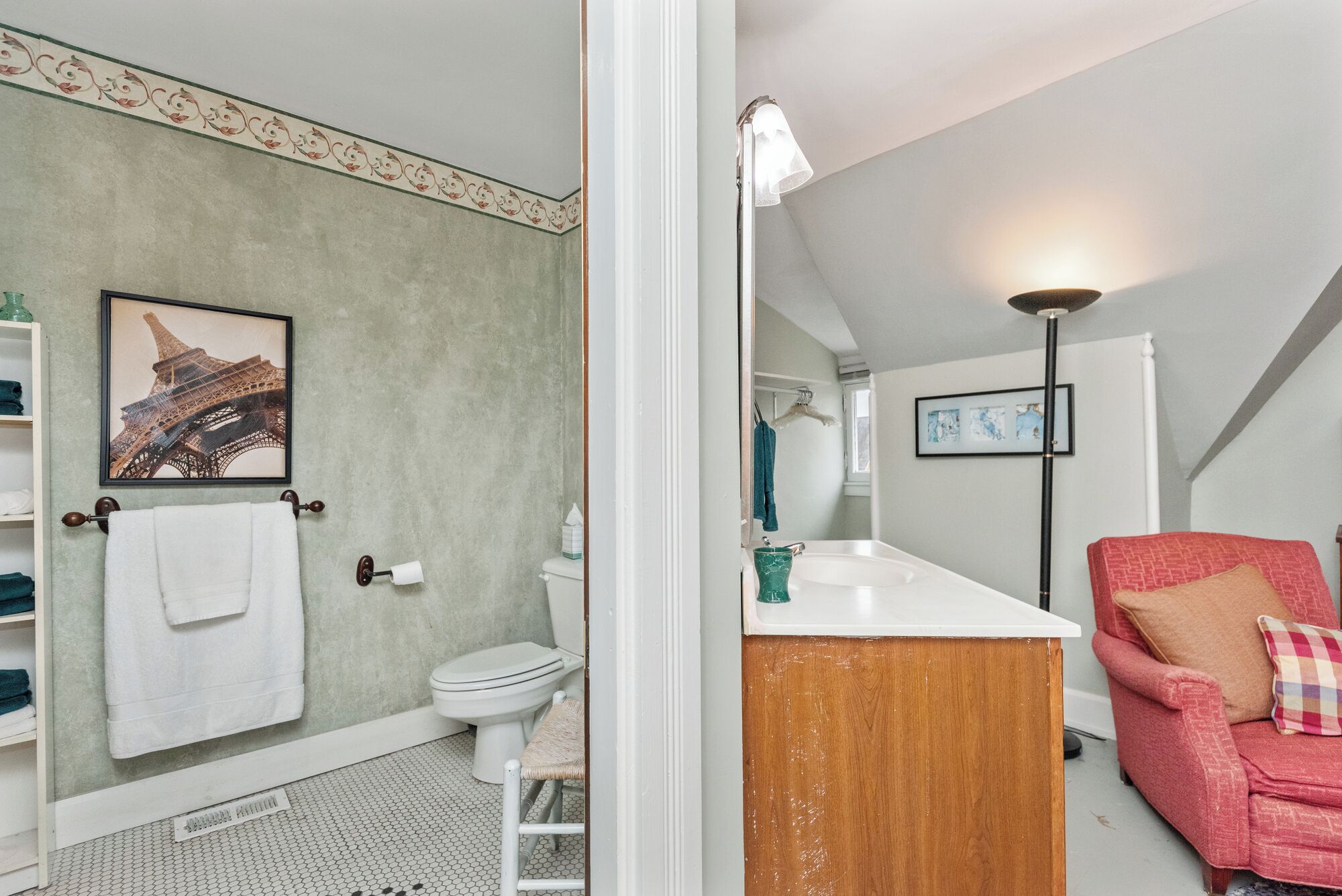 Deluxe Single Room | Bathroom | Hair dryer, towels, soap, shampoo