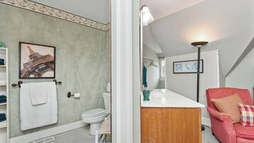 Deluxe Single Room | Bathroom | Hair dryer, towels, soap, shampoo