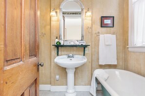 Bathroom - Moon River Bed and Breakfast (Maysville)