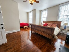 Deluxe Single Room, City View | Living area