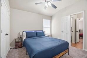 3 bedrooms, desk, iron/ironing board, travel cot - Home Away from Home (Fort Worth)