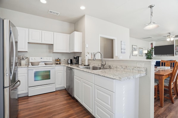 Fridge, microwave, oven, stovetop - Home Away from Home (Fort Worth)