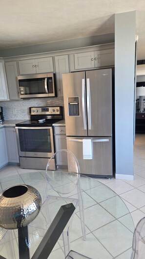 Fridge, microwave, oven, stovetop - The Palm a Newly Updated 6th Floor Condo–Beach Across the St, Pools & Pickleball (Bonita Springs)